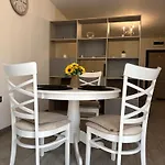 Alezzi Fancy By The Pool And شقة Năvodari