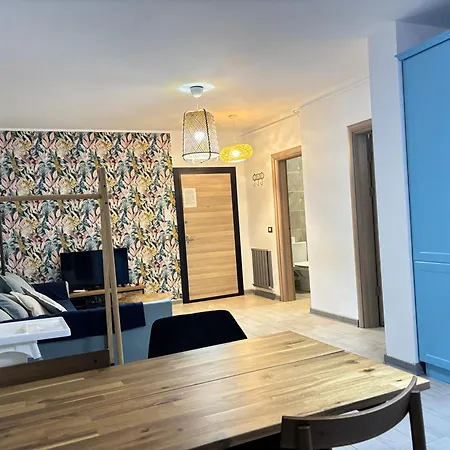 Alezzi Fancy By The Pool And Appartement Năvodari