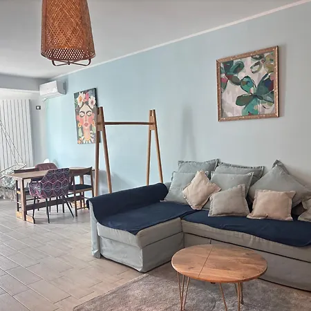 Apartment Alezzi Fancy By The Pool And Navodari