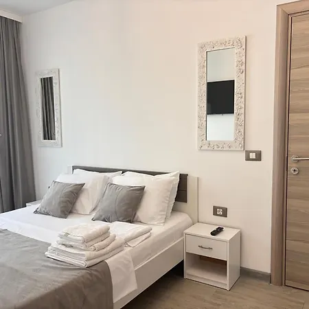 Alezzi Fancy By The Pool And Năvodari