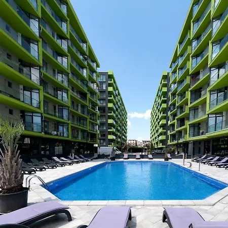 Alezzi Fancy By The Pool And