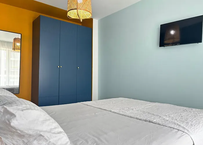 Apartment Alezzi Fancy By The Pool And Navodari