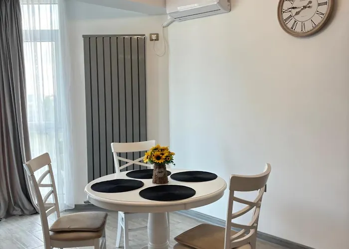 Alezzi Fancy By The Pool And *