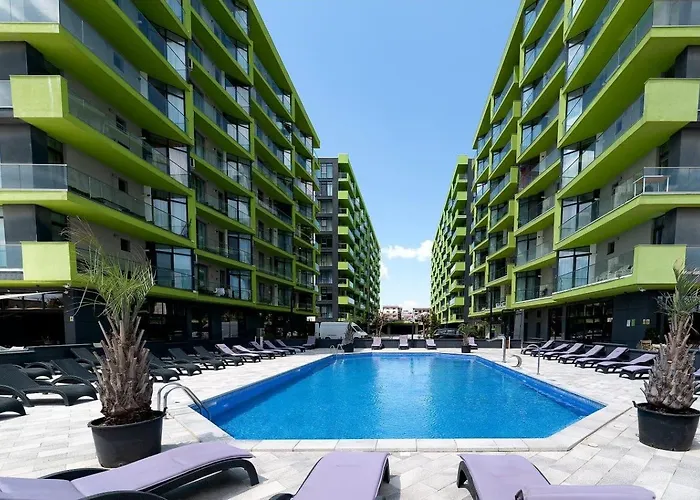 Alezzi Fancy By The Pool And